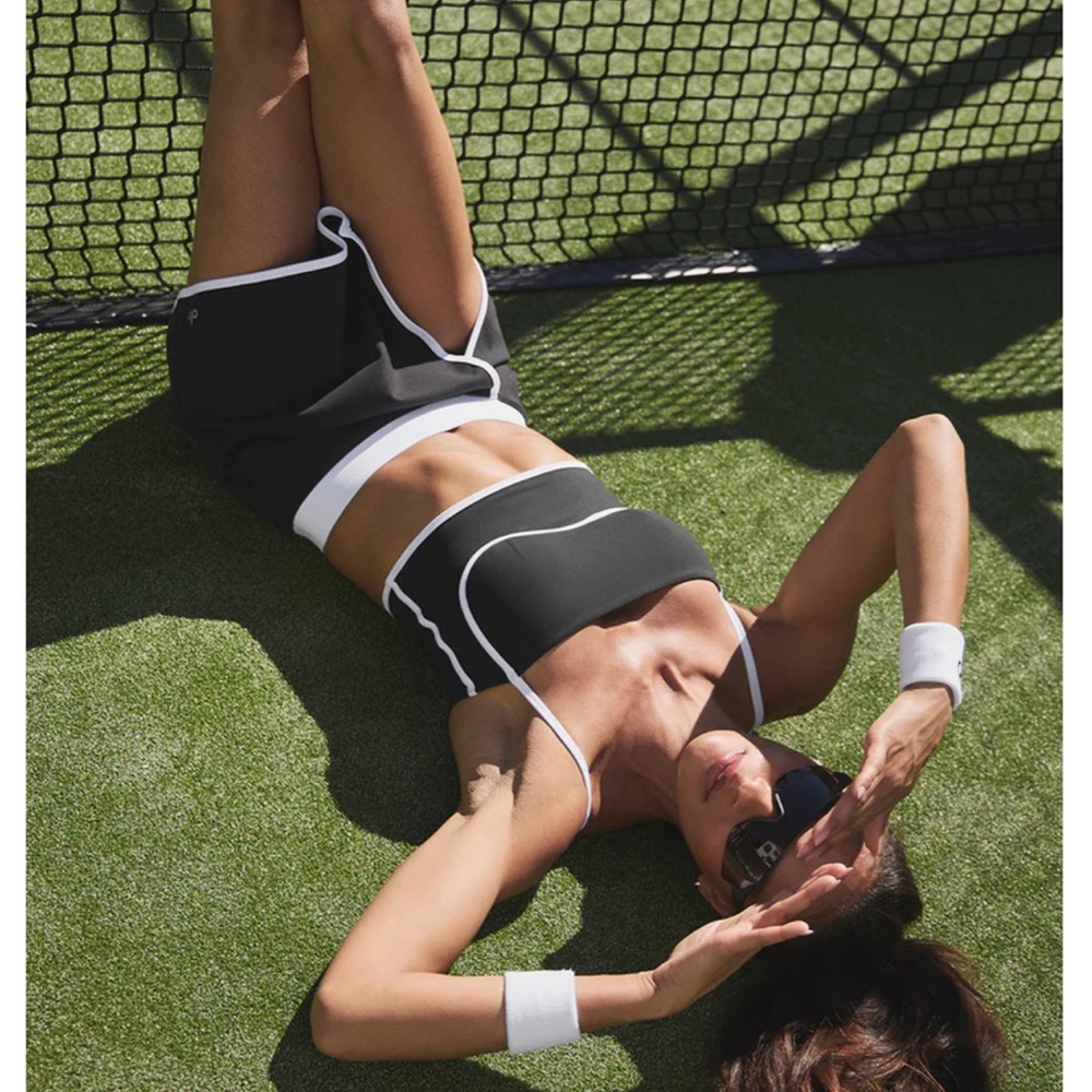 Alo Yoga Airbrush Streamlined Skirt in Black